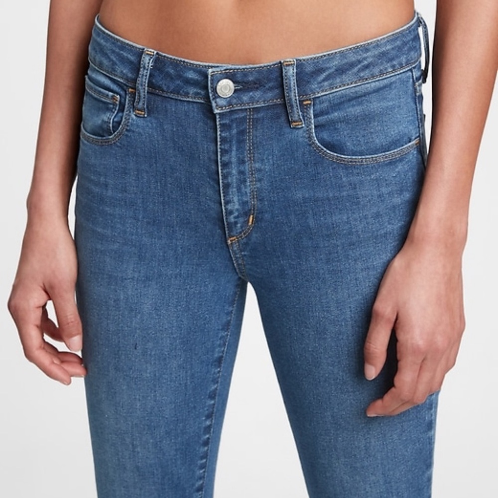 Gap Mid Rise Universal Jegging with Washwell